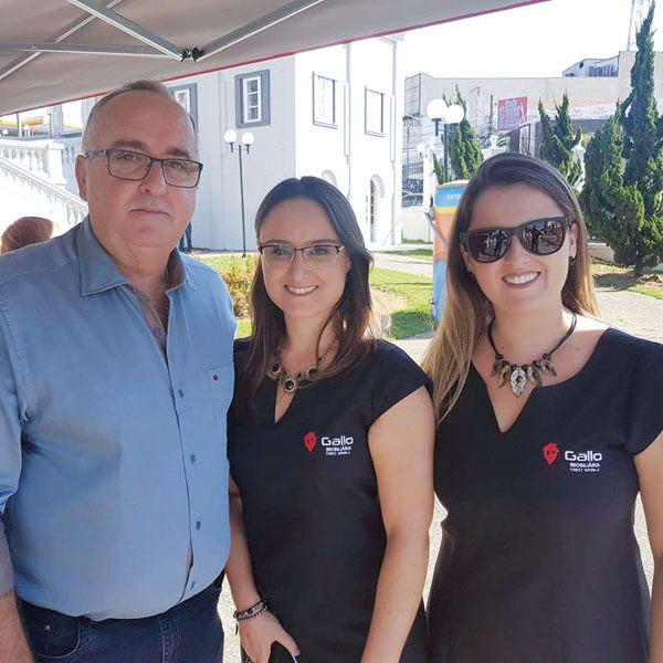 Valmir Gallo e suas filhas Gabriela e Ariane, comemoram 30 anos de sucesso da Imobiliária Gallo.jpg